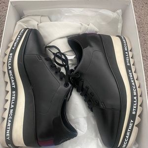 Women's Sneak Elyse Lace Up Platform Sneakers